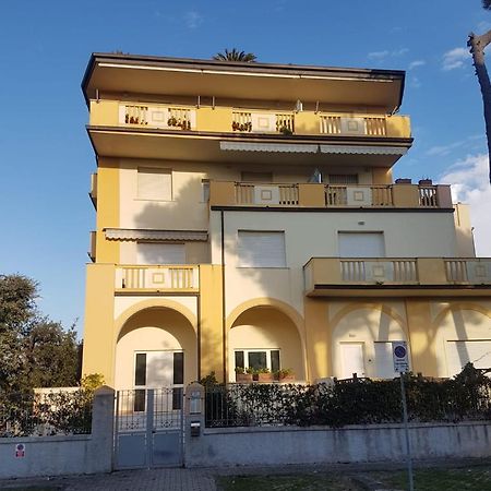 Apartamento Vittoria Marina Di Пьетразанта Экстерьер фото